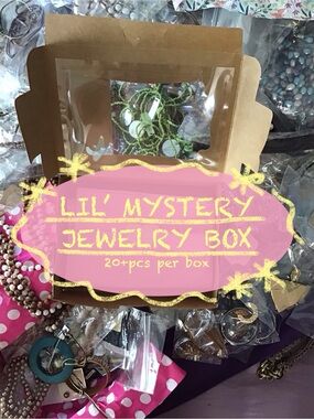 Lil' Mystery Jewelry Box — Green Accent Women's Necklace Set
